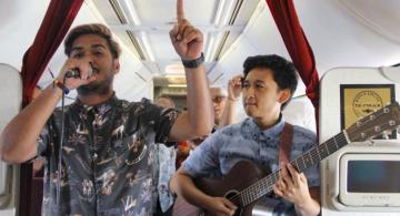 Personas en un avion dando un concierto