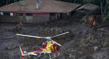 Helicoptero sobrevolando dique minero en la localidad de Brumadinho