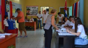 Personas cubanas en referendo