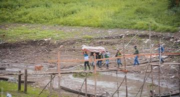 image for Ciudadanos cargan al hombro ataúd para llevarlo al cementerio