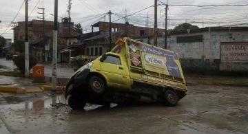 Carro atascado en un hueco 