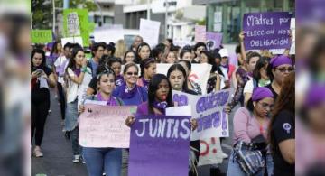 Mujeres marchando