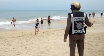 Policia en una paya orientando a turistas