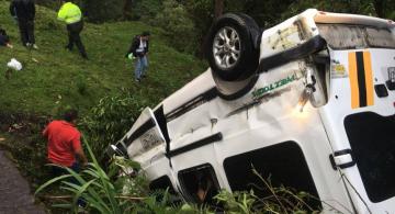 Carro accidentado en la Calarca-Ibague