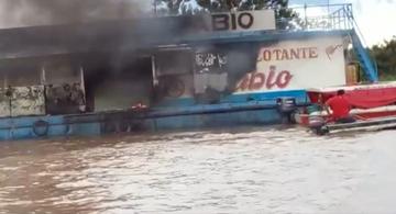 image for Embarcación flotante de gasolina se incendia 