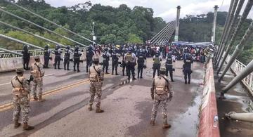 image for Fuerzas armadas y Policia impide paso de migrantes haitianos al perú 