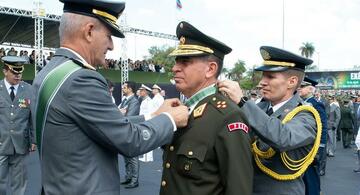 image for Ejército brasilero condecora a Comándate General del Ejercito del Perú 