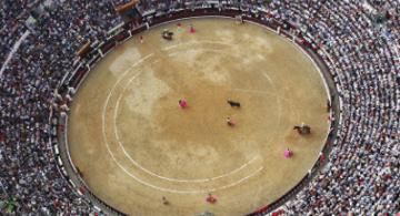 Plaza de corrida de toros vista desde el cielo