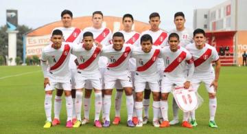 Jugadores peruanos en una cancha de futbol