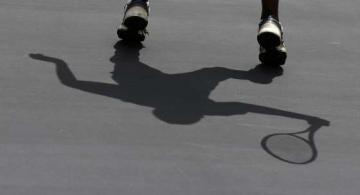 Deportista en una cancha de tenis