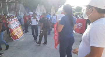 image for Docentes protestan en el frontis del gobierno regional