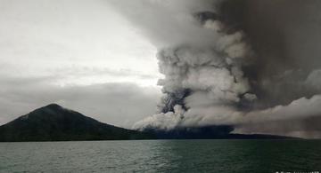 image for Volcán en  indonesio expulsa nubes de ceniza