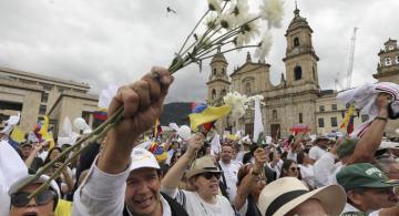 Personas marchando en las calles de Bogota en marchas