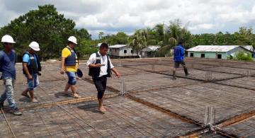 Vice prefeito Plinio acompanhando o trabalho de construcao 