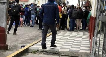 image for Aglomeración de personas en la plaza central 