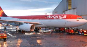 Avion de Avianca en un angar en aeropuerto 