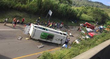 Bus accidentado en una via de Buga