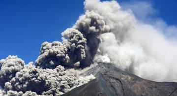 Volcan en Guatemala haciendo erupcion