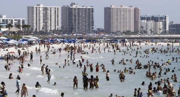 image for Multitudes en playas de EE UU