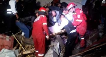 Accidentes en matrimonio Personas rescatando a personas debajo de una pared