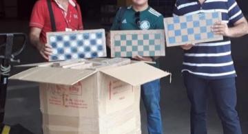 Pessoas segurando caixas de xadrez