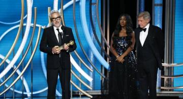 Mexicano Alfonso Cuaron recibiendo premio
