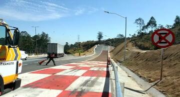 image for Carro atola na área de escape do Anel Rodoviário