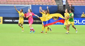 Atletas corriendo con una bandera en un campo de futbol