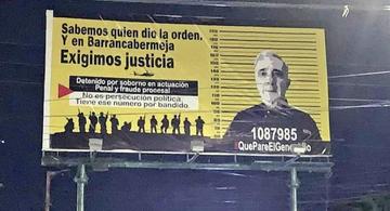 image for Valla en contra de Álvaro Uribe causa polémica