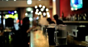 image for Restaurantes y bares no venderan licor en algunas ciudades después /10 pm 