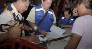 Personas en un procedimiento de cierre de bar