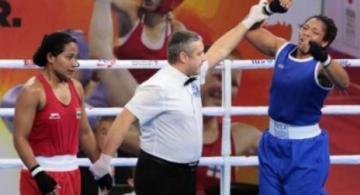 Tres personas en una campo de boxeo