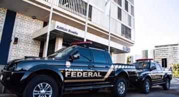 Carro estacionado em uma rua