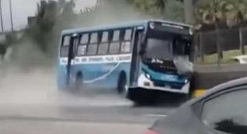 image for Bus se despista tras hacer carreras con otra unidad de la misma empresa