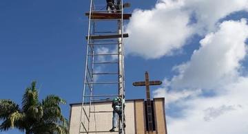 image for Instalação da iluminação pública nos postes da praça da Igreja