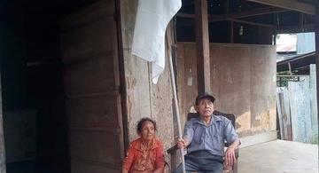 image for Personas de la tercera edad piden ayuda y colocan bandera blanca