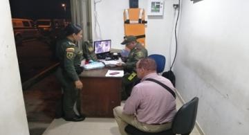 image for Policía aeroportuaria captura hombre con documento público falso