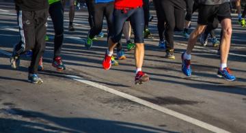 Personas corriendo en una calle