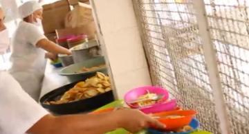 Dos mujeres en una cocina preparando alimentos