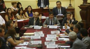 Personas reunidas en recinto del congreso peruano
