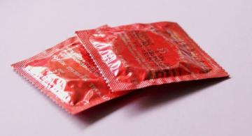 Colombia solo el 22% de jóvenes usan condón Dos condones en una mesa