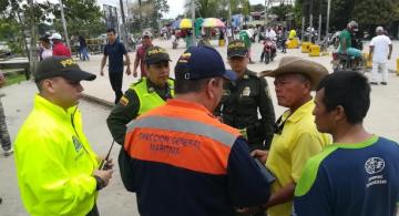 Personas en el Malecon de Leticia