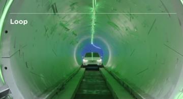 Un tunel siendo atravesado por un vehiculo 