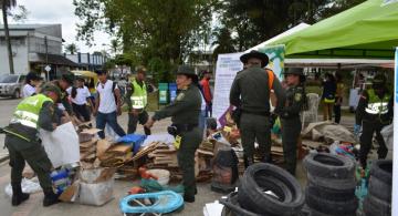 Persona en el parque en una jornada de reciclaje 