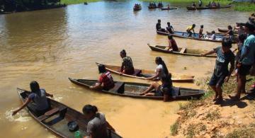 Pessoas em canoa no dia indio