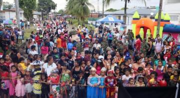 Niño en las calles de la ciudad de Leticia en el Dia Dulce