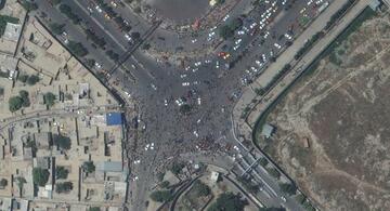 image for Personas desesperadas acudieron este lunes al aeropuerto de Kabul