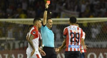 Jugadores en un partido de futbol