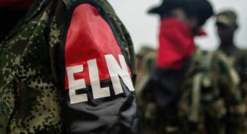 Personas con uniformes del ELN