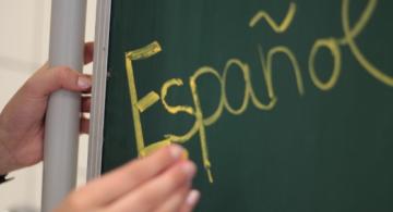 Persona en una pizarra escribiendo Español